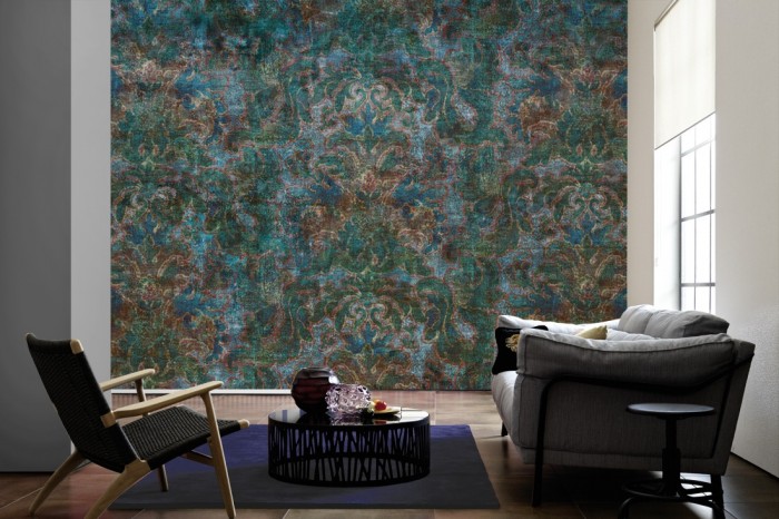 Im Wohnzimmer die Designtapete Barock Ornament, Vintage Blue Bohemian auf einer großen Wand tapeziert. Die Designtapete Barock Ornament, Vintage Blue Bohemian ist als Vlies-Fototapete im Wohnzimmer leicht zu tapezieren.