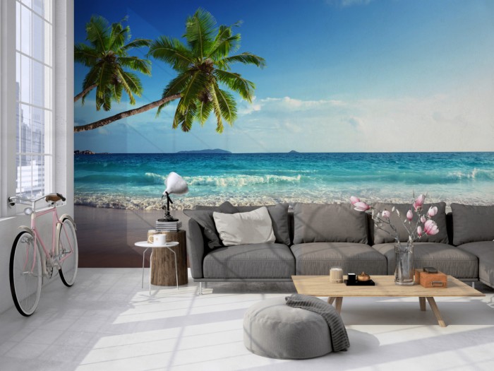 Die Fototapete Strand mit Palmen auf den Seychellen auf einer großen Wand im Loft tapeziert. Die Fototapete Strand mit Palmen auf den Seychellen wird individuell auf Deine Wand angepasst.