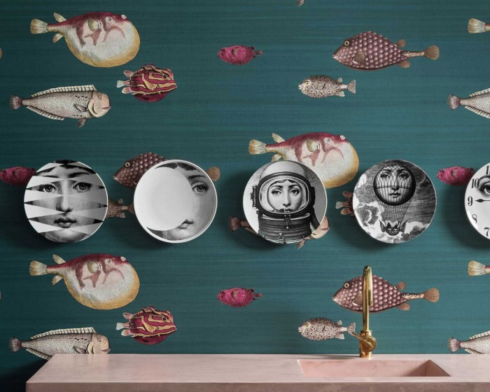 Die Fornasetti Tapete 114/12024 Acquario auf einer Wand tapeziert