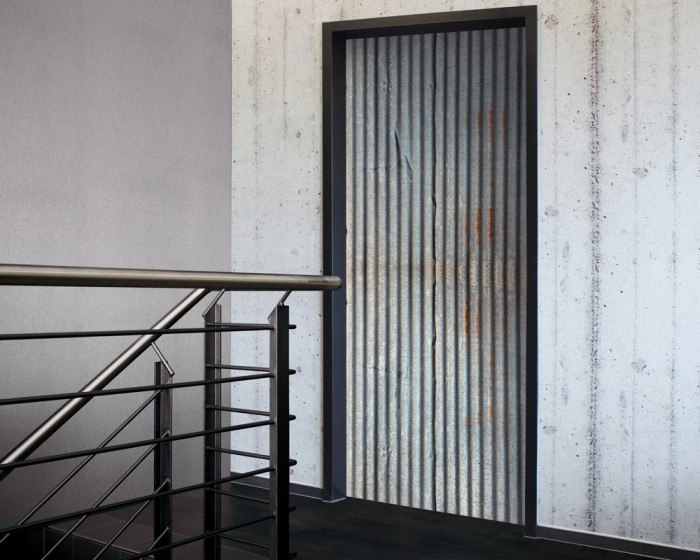 Ein Foto von der selbstklebenden Türtapete Altes Wellblech tapeziert auf einer Tür. Bestelle Deine Türtapete online.