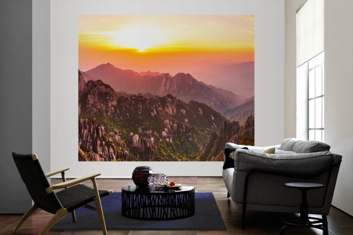 Die Fototapete Berge im Sonnenuntergang, Huangshan Mountains als große Bildtapete im Wohnzimmer. Als Bildtapete ist die Fototapete Berge im Sonnenuntergang, Huangshan Mountains ein besonderes Highlight auf Vliestapete.