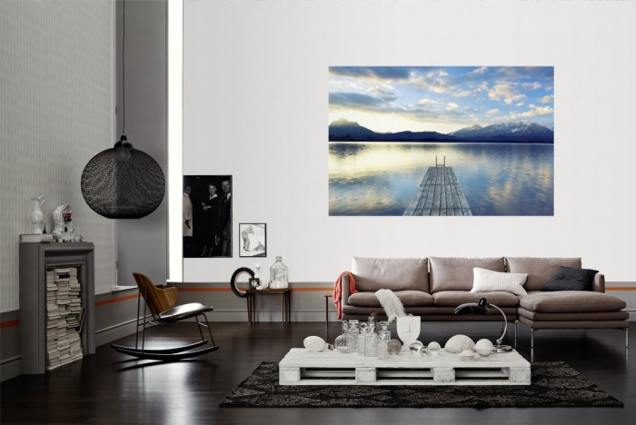 Die Fototapete Steg im See in den Alpen als Wandbild im Wohnzimmer. Die Vlies-Fototapete Steg im See in den Alpen verschönert als Wandbild Deine Wand.