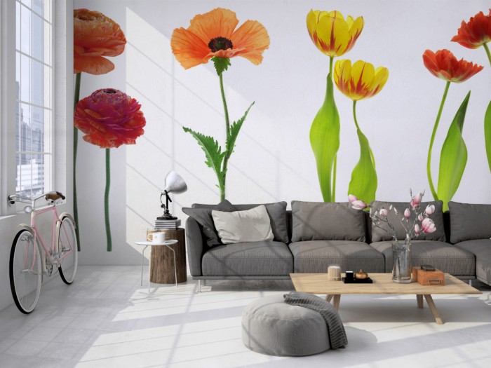 Die Fototapete Blumen in Rot und Gelb auf einer großen Wand im Loft tapeziert. Die Fototapete Blumen in Rot und Gelb wird individuell auf Deine Wand angepasst.