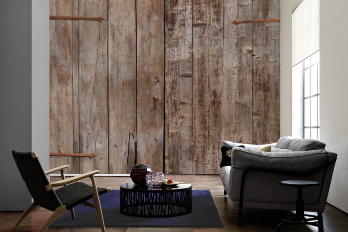 Im Wohnzimmer die Fototapete Holz Wand, Holztüren auf einer großen Wand tapeziert. Die Fototapete Holz Wand, Holztüren ist als Vlies-Fototapete im Wohnzimmer leicht zu tapezieren.