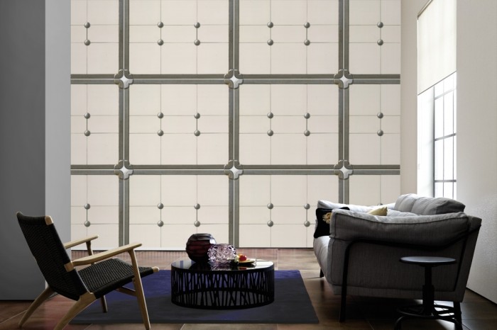 Im Wohnzimmer die Fototapete Fliesen im Metallrahmen auf einer großen Wand tapeziert. Die Fototapete Fliesen im Metallrahmen ist als Vlies-Fototapete im Wohnzimmer leicht zu tapezieren.