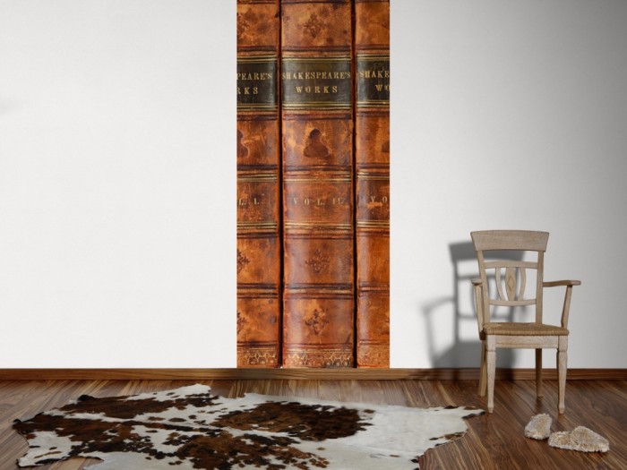 Ein Foto von dem 3D Fotopanel Alte Bücher von Shakespeare's Werken tapeziert an der Wand. Bestelle Deine Bildtapete online.