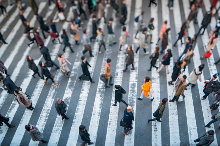 Die Fototapete Menschen in Tokio, Luftbild, eine Vlies-Fototapete bei Livingwalls Cologne online kaufen. Die Fototapete Menschen in Tokio, Luftbild ist eine Fototapete auf Maß.