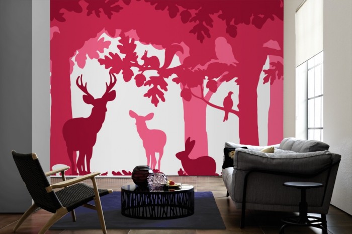 Im Wohnzimmer die Design-Fototapete Märchenwald Pink-Rot, Artwork auf einer großen Wand tapeziert. Die Design-Fototapete Märchenwald Pink-Rot, Artwork ist als Vlies-Fototapete im Wohnzimmer leicht zu tapezieren.