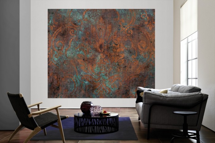 Die Designtapete Barock Ornament, Patina Braun als große Bildtapete im Wohnzimmer. Als Bildtapete ist die Designtapete Barock Ornament, Patina Braun ein besonderes Highlight auf Vliestapete.