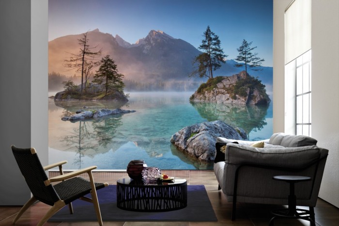 Im Wohnzimmer die Fototapete Bergsee in den Alpen, Berchtesgaden auf einer großen Wand tapeziert. Die Fototapete Bergsee in den Alpen, Berchtesgaden ist als Vlies-Fototapete im Wohnzimmer leicht zu tapezieren.