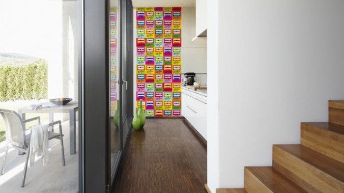 Ein Foto von dem Design-Fotopanel Bunte Kassetten, Artwork tapeziert in der Küche. Bestelle Deine Bildtapete online.