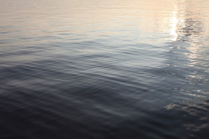 Die Fototapete Stiller See in der Abendsonne, eine Vlies-Fototapete bei Livingwalls Cologne online kaufen. Die Fototapete Stiller See in der Abendsonne ist eine Fototapete auf Maß.