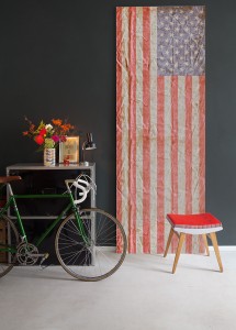 Vorschau: Ein Foto von dem Design-Fotopanel Vintage USA Flagge, Stars and Stripes tapeziert im Raum. Bestelle Deine Bildtapete online. Vorschau: Ein Foto von dem Design-Fotopanel Vintage USA Flagge, Stars and Stripes tapeziert im Raum. Bestelle Deine Bildtapete online.