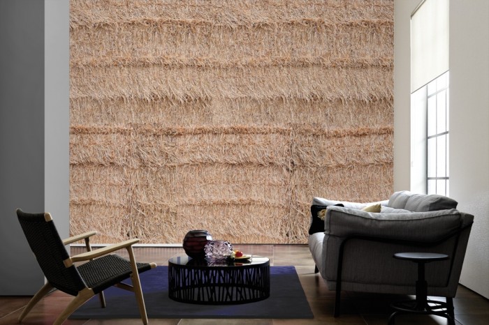 Im Wohnzimmer die Fototapete Stroh Wand, Strohdach auf einer großen Wand tapeziert. Die Fototapete Stroh Wand, Strohdach ist als Vlies-Fototapete im Wohnzimmer leicht zu tapezieren.