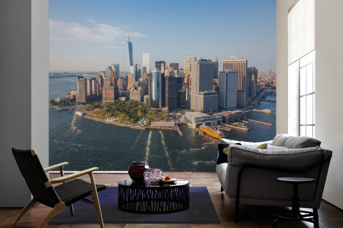 Im Wohnzimmer die Fototapete Manhattan, New York, Financial District auf einer großen Wand tapeziert. Die Fototapete Manhattan, New York, Financial District ist als Vlies-Fototapete im Wohnzimmer leicht zu tapezieren.