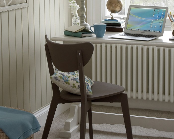 Holzstuhl mit der Little Greene Farbe Felt gestrichen