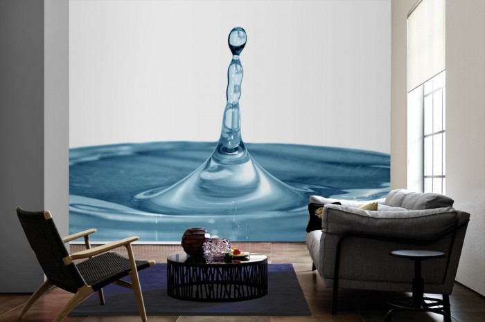 Im Wohnzimmer die Fototapete Wassertropfen auf einer großen Wand tapeziert. Die Fototapete Wassertropfen ist als Vlies-Fototapete im Wohnzimmer leicht zu tapezieren.