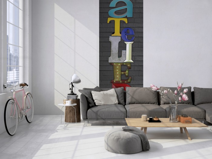 Das 3D-Fotopanel Schrift ATELIER auf Ziegelstein tapeziert in einem Loft. Bestelle die Bildtapete für Deine Wand online.