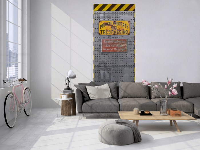 Das 3D Fotopanel Stahltür Sicherheitsbereich tapeziert in einem Loft. Bestelle die Bildtapete für Deine Wand online.