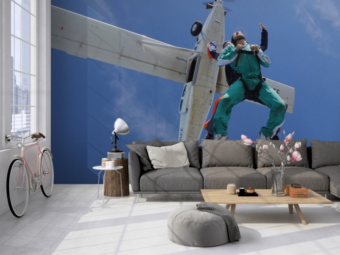 Die Fototapete Fallschirmsprung auf einer großen Wand im Loft tapeziert. Die Fototapete Fallschirmsprung wird individuell auf Deine Wand angepasst.