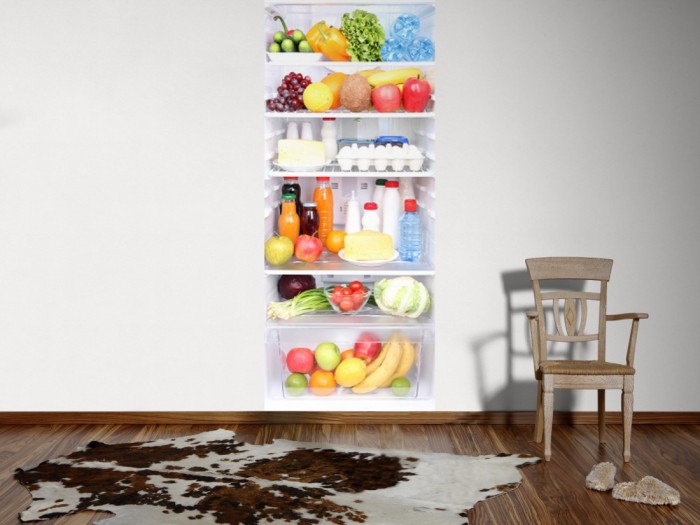 Ein Foto von dem 3D Fotopanel Gefüllter Kühlschrank tapeziert an der Wand. Bestelle Deine Bildtapete online.