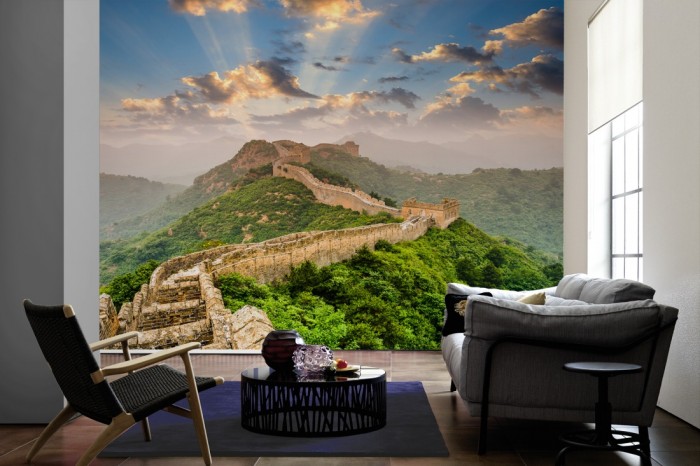 Im Wohnzimmer die Fototapete Chinesische Mauer bei Sonnenuntergang auf einer großen Wand tapeziert. Die Fototapete Chinesische Mauer bei Sonnenuntergang ist als Vlies-Fototapete im Wohnzimmer leicht zu tapezieren.