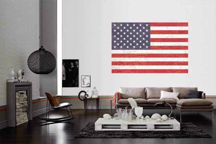 Die Fototapete USA Flagge, Stars and Stripes als Wandbild im Wohnzimmer. Die Vlies-Fototapete USA Flagge, Stars and Stripes verschönert als Wandbild Deine Wand.