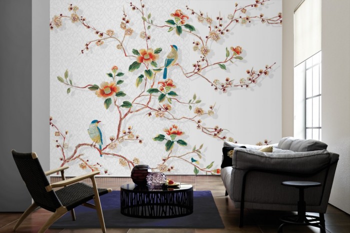 Im Wohnzimmer die Design-Fototapete Vögel in Bunt, Artwork auf einer großen Wand tapeziert. Die Design-Fototapete Vögel in Bunt, Artwork ist als Vlies-Fototapete im Wohnzimmer leicht zu tapezieren.