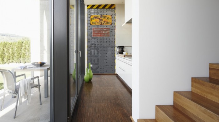 Ein Foto von dem 3D Fotopanel Stahltür Sicherheitsbereich tapeziert in der Küche. Bestelle Deine Bildtapete online.