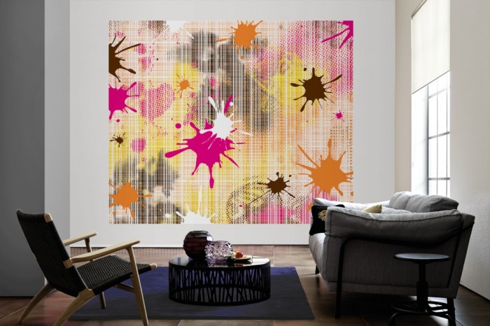 Die Design-Fototapete Geometrie Splash Pink als große Bildtapete im Wohnzimmer. Als Bildtapete ist die Design-Fototapete Geometrie Splash Pink ein besonderes Highlight auf Vliestapete.