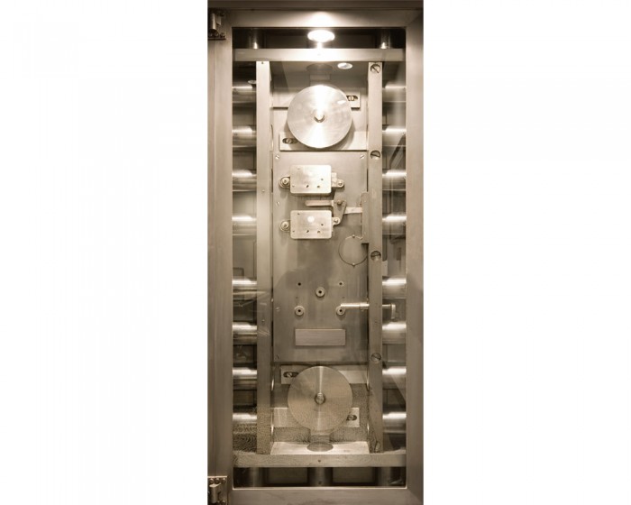 Du möchtest die selbstklebende Türtapete Moderne Tresortür online bestellen, aber die Maße passen nicht auf Deine Tür? Kontaktiere uns einfach!