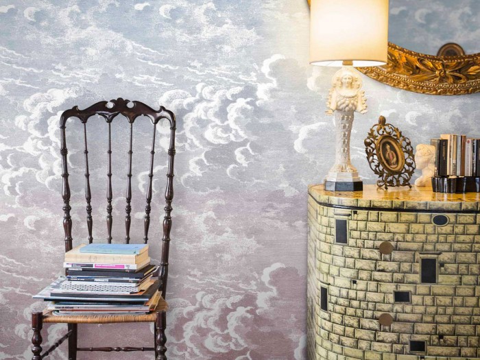 Die Fornasetti Tapete 114/3007 Nuvole al Tramonto auf einer Wand tapeziert