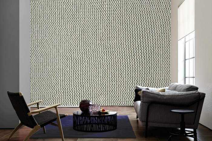 Im Wohnzimmer die Fototapete Wand aus Strick auf einer großen Wand tapeziert. Die Fototapete Wand aus Strick ist als Vlies-Fototapete im Wohnzimmer leicht zu tapezieren.