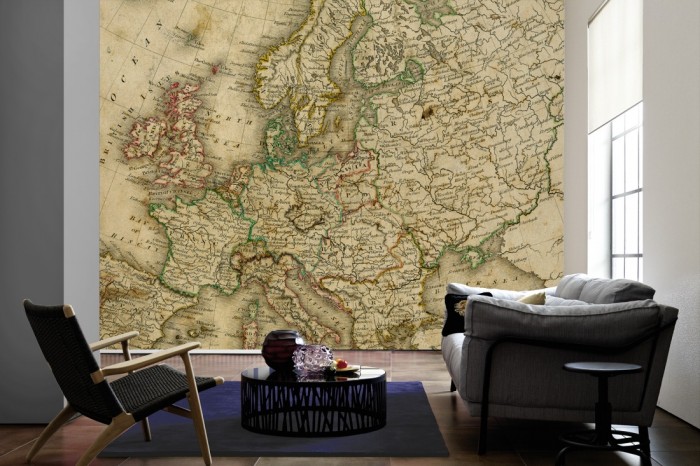 Im Wohnzimmer die Fototapete Landkarte Europa Vintage auf einer großen Wand tapeziert. Die Fototapete Landkarte Europa Vintage ist als Vlies-Fototapete im Wohnzimmer leicht zu tapezieren.
