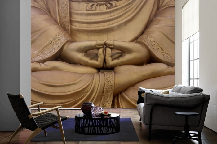 Im Wohnzimmer die Fototapete Buddha Statue auf einer großen Wand tapeziert. Die Fototapete Buddha Statue ist als Vlies-Fototapete im Wohnzimmer leicht zu tapezieren.