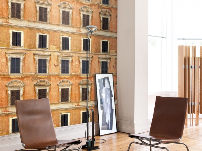 Die naturfarbene Designtapete Closed Facade Wallpaper mit alten Fassade und Fenstern.