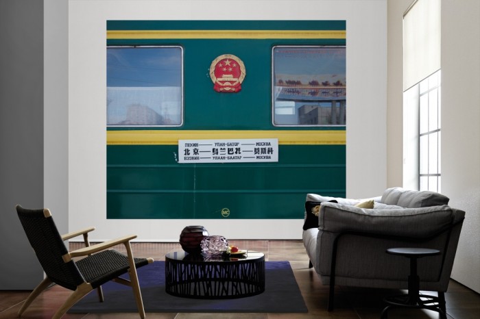 Die Fototapete Chinesischer Waggon als große Bildtapete im Wohnzimmer. Als Bildtapete ist die Fototapete Chinesischer Waggon ein besonderes Highlight auf Vliestapete.