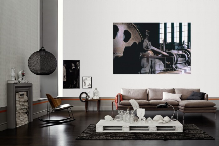 Die Fototapete Alte Dampfmaschine als Wandbild im Wohnzimmer. Die Vlies-Fototapete Alte Dampfmaschine verschönert als Wandbild Deine Wand.