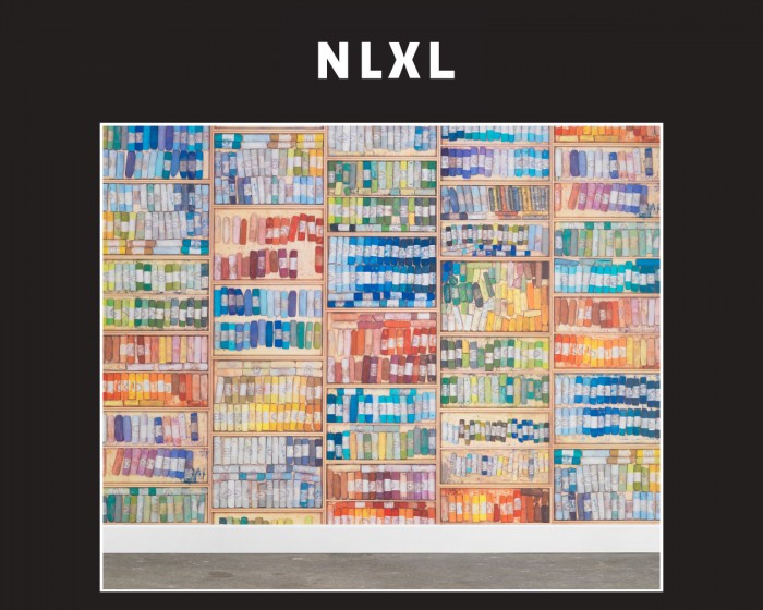 Die NLXL Tapete MRV-09 Colored Chalk von Mr & Mrs Vintage tapeziert an einer Wand.