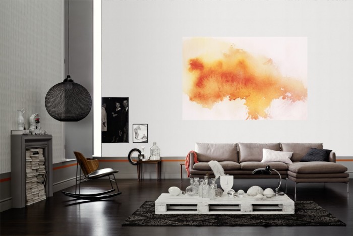 Die Design-Fototapete Verlauf der Wasserfarbe in Orange als Wandbild im Wohnzimmer. Die Vlies-Design-Fototapete Verlauf der Wasserfarbe in Orange verschönert als Wandbild Deine Wand.
