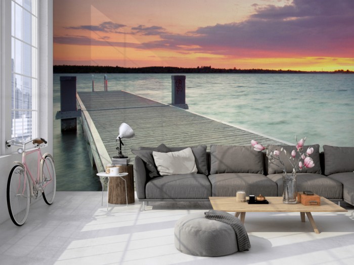 Die Fototapete Steg im See bei Sonnenaufgang auf einer großen Wand im Loft tapeziert. Die Fototapete Steg im See bei Sonnenaufgang wird individuell auf Deine Wand angepasst.