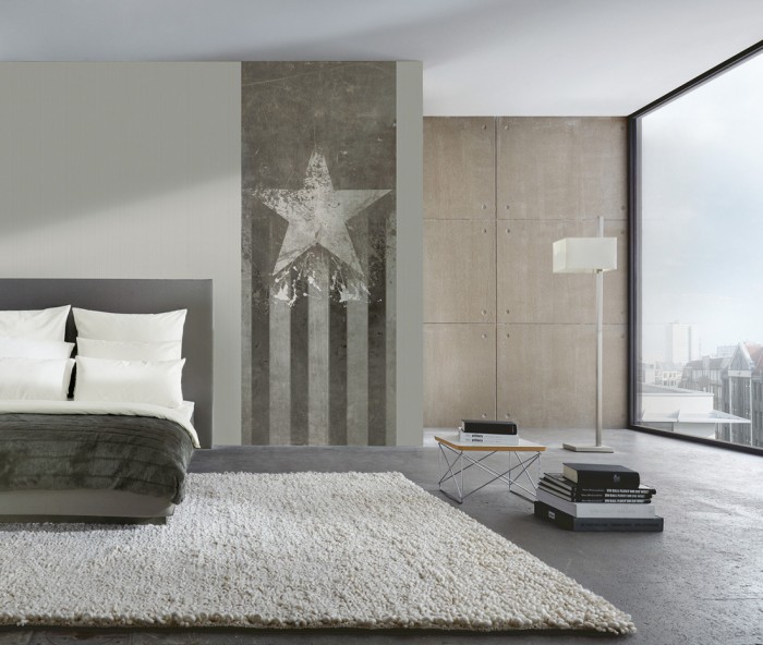 Ein Foto von dem Design-Fotopanel New York, Star & Stripes Dark von Michalsky tapeziert im Raum. Bestelle Deine Bildtapete online.