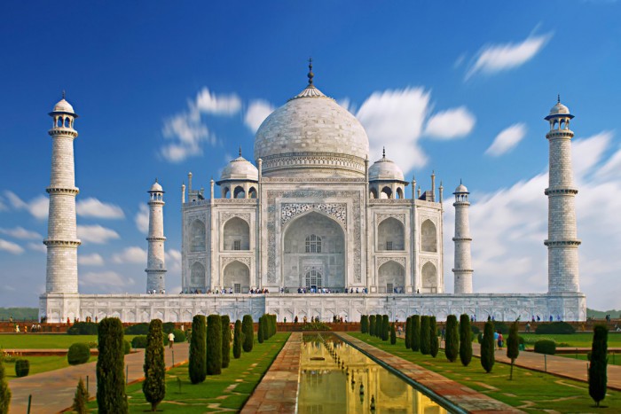 Die Fototapete Taj Mahal Mausoleum, Indien, eine Vlies-Fototapete bei Livingwalls Cologne online kaufen. Die Fototapete Taj Mahal Mausoleum, Indien ist eine Fototapete auf Maß.