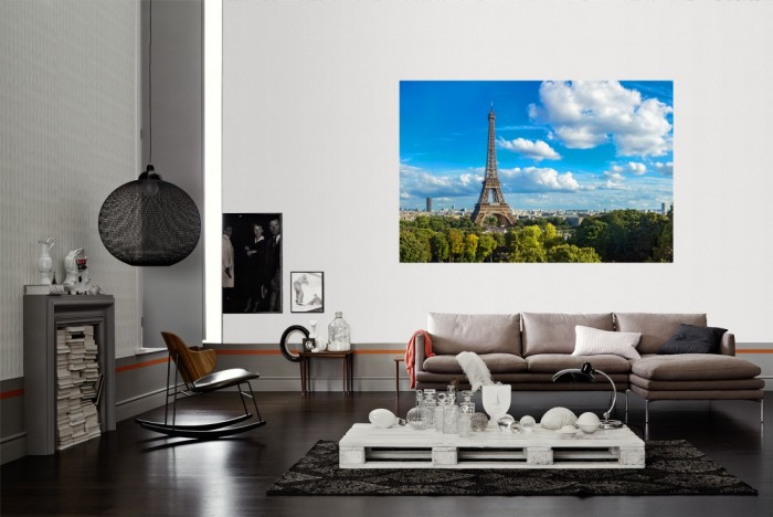 Die Fototapete Paris Panorama mit Eifelturm als Wandbild im Wohnzimmer. Die Vlies-Fototapete Paris Panorama mit Eifelturm verschönert als Wandbild Deine Wand.