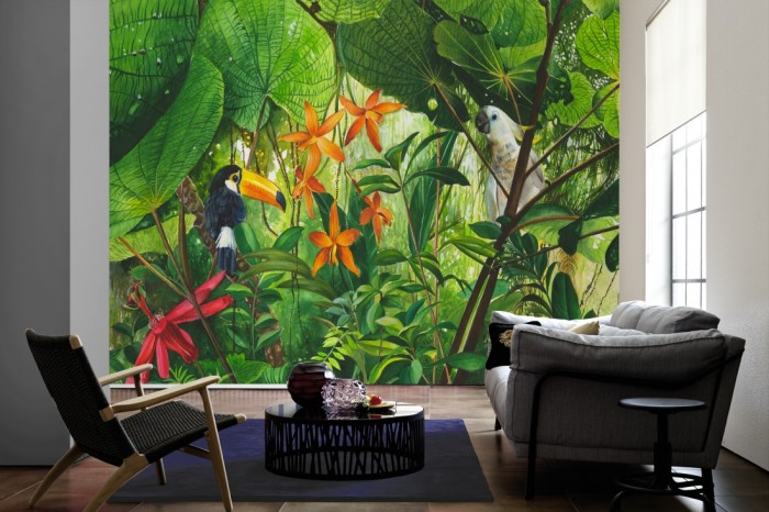 Im Wohnzimmer die Fototapete Dschungel, Kunstwerk Malerei auf einer großen Wand tapeziert. Die Fototapete Dschungel, Kunstwerk Malerei ist als Vlies-Fototapete im Wohnzimmer leicht zu tapezieren.