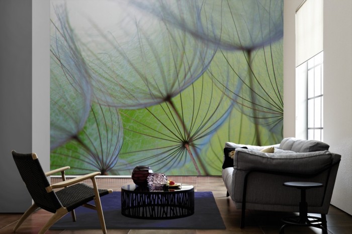 Im Wohnzimmer die Fototapete Löwenzahn, Pusteblume Detail auf einer großen Wand tapeziert. Die Fototapete Löwenzahn, Pusteblume Detail ist als Vlies-Fototapete im Wohnzimmer leicht zu tapezieren.
