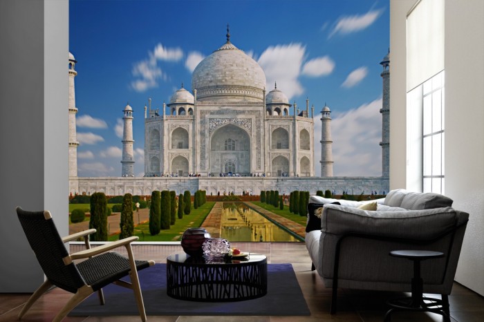 Im Wohnzimmer die Fototapete Taj Mahal Mausoleum, Indien auf einer großen Wand tapeziert. Die Fototapete Taj Mahal Mausoleum, Indien ist als Vlies-Fototapete im Wohnzimmer leicht zu tapezieren.