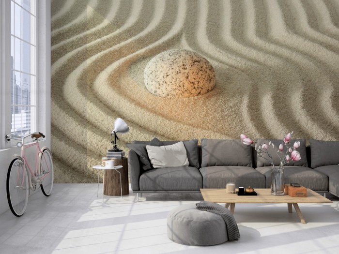 Die Fototapete Leuchtender Stein im Sand auf einer großen Wand im Loft tapeziert. Die Fototapete Leuchtender Stein im Sand wird individuell auf Deine Wand angepasst.