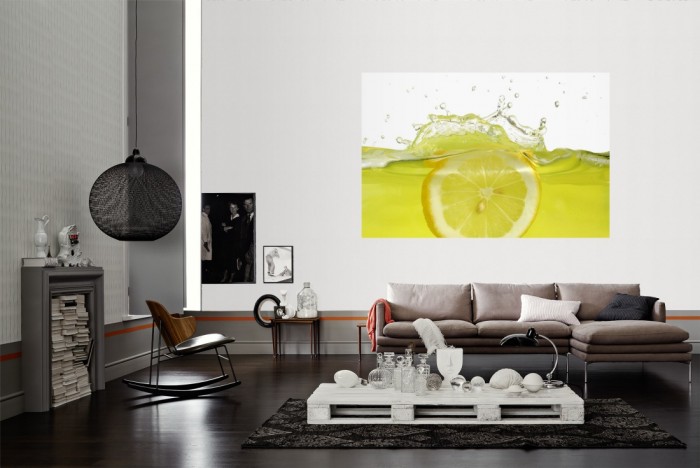 Die Fototapete Zitrone in Limonade als Wandbild im Wohnzimmer. Die Vlies-Fototapete Zitrone in Limonade verschönert als Wandbild Deine Wand.