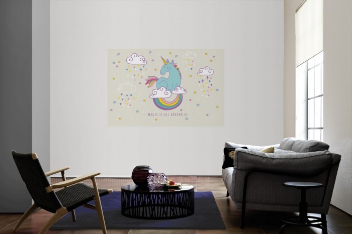Die Fototapete blaues Einhorn auf weißen Wolken als Wandbild im Wohnzimmer. Die Vlies-Fototapete blaues Einhorn auf weißen Wolken verschönert als Wandbild Deine Wand.